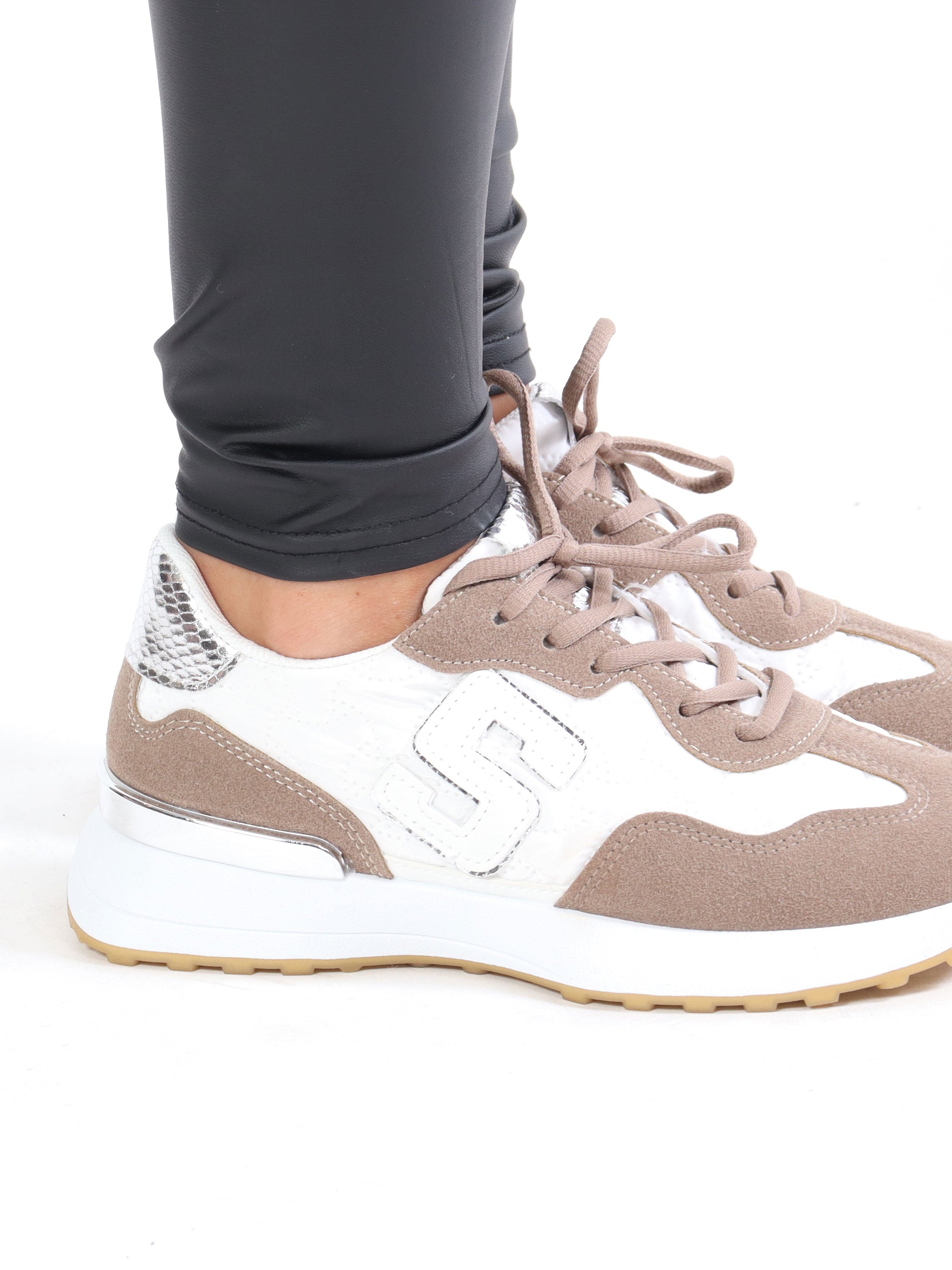 Line - Sneakers med slangeprints detaljer